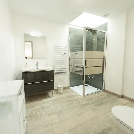 Апартаменты Le Charme Sous Les Toits Classe 3 Etoiles Рьез