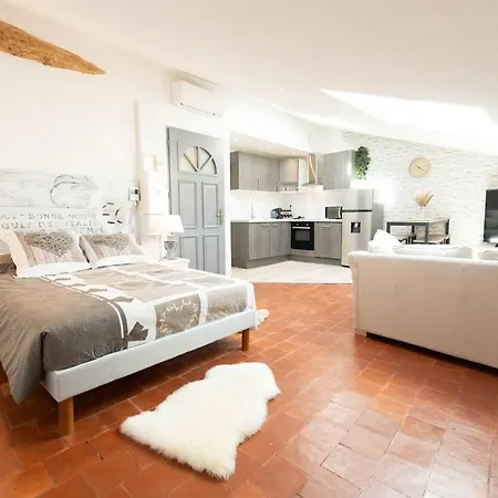 Le Charme Sous Les Toits Classe 3 Etoiles Apartment