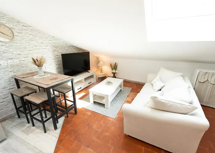 Le Charme Sous Les Toits Classe 3 Etoiles Apartment *